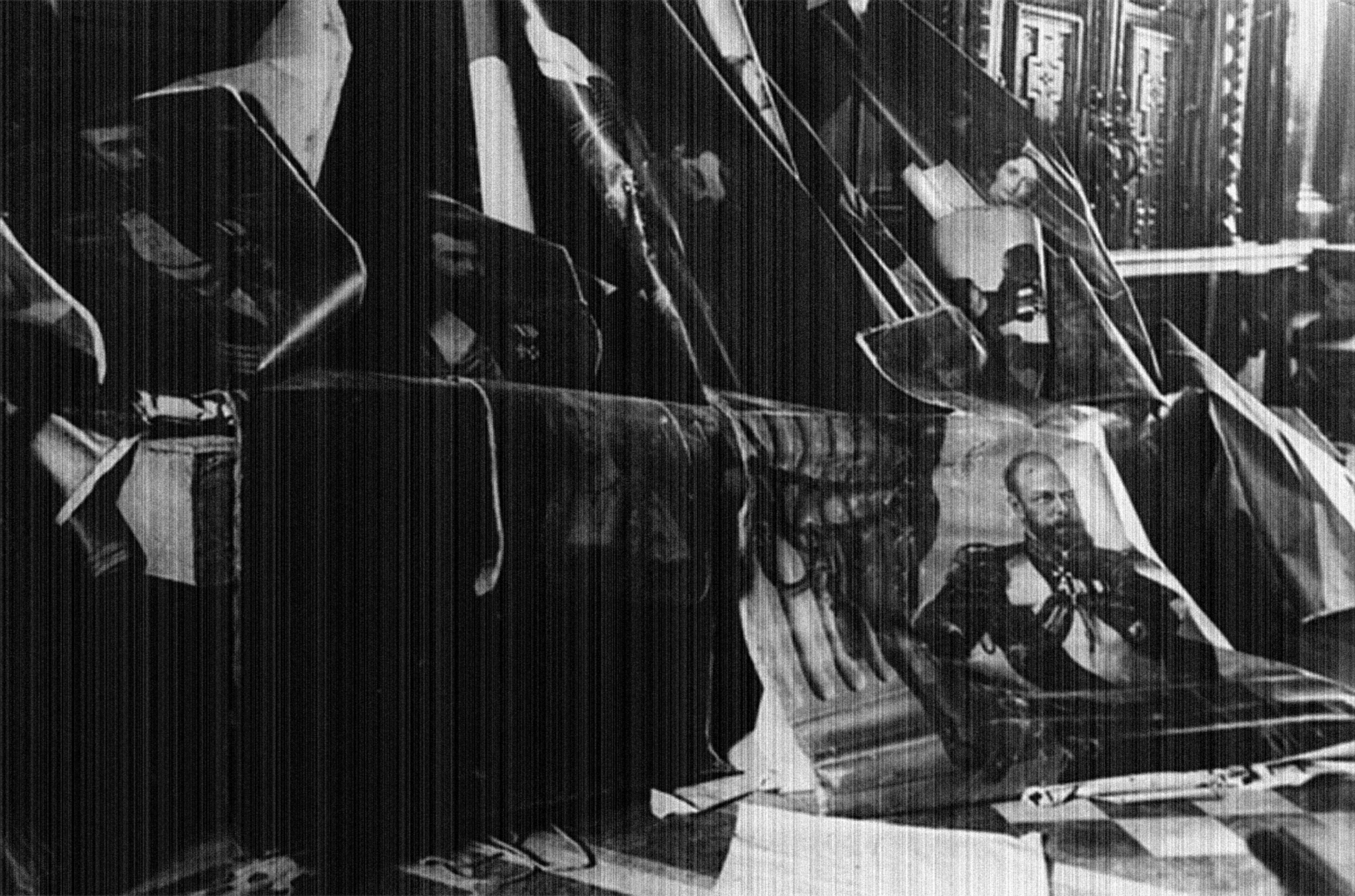 Heruntergerissen: Bilder des Zaren und seiner Familie